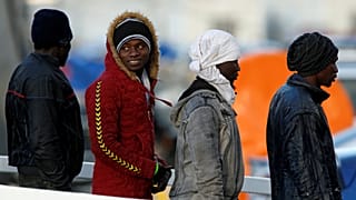 Migranten der Sea-Watch gehen in Sizilien von Bord – Retter fürchten Konsequenzen