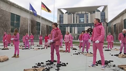 Greenpeace hold anti coal protest in front of chancellery