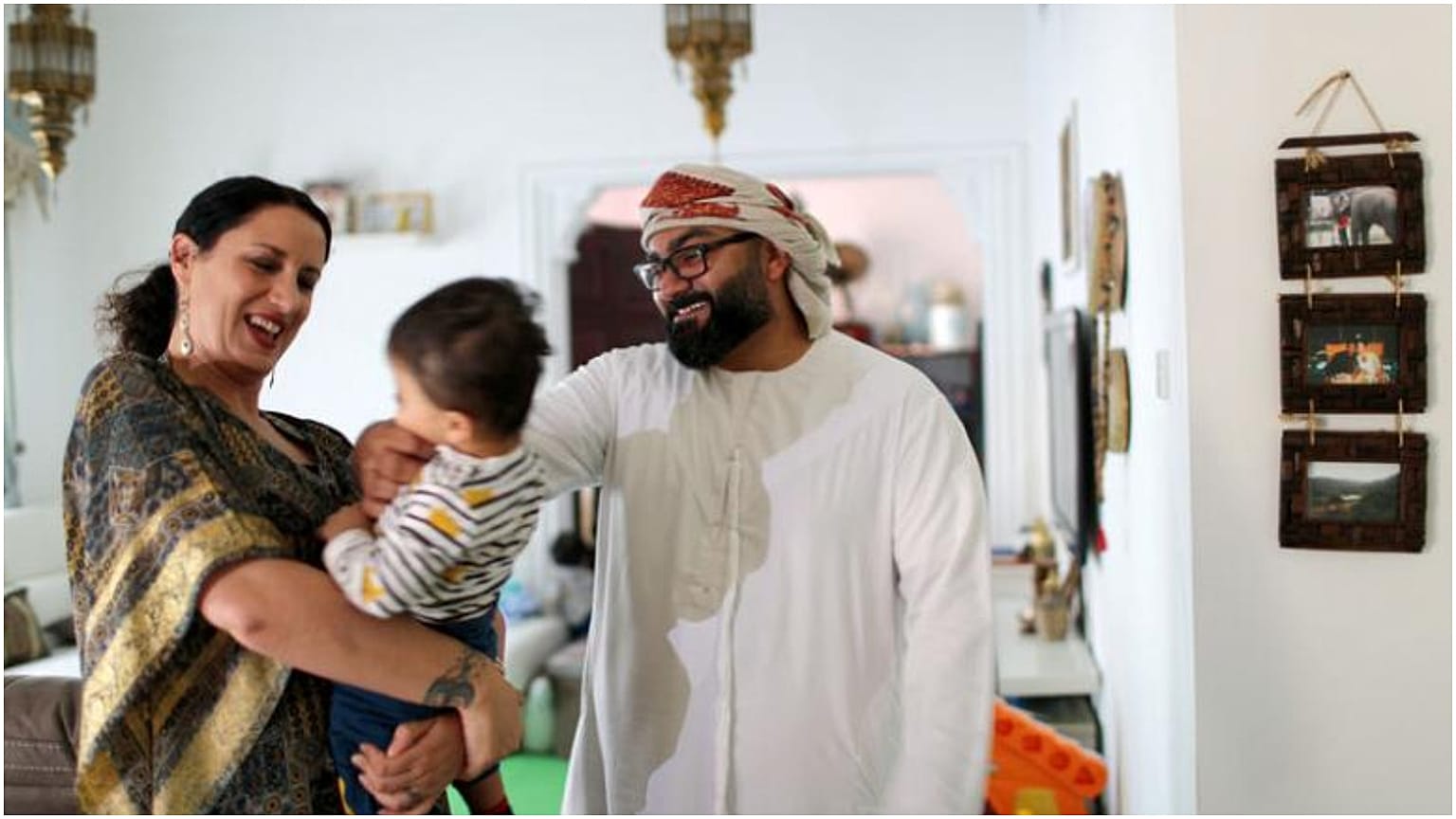 التسامح الديني في دبي نمط عيش.. كيف يعيش إماراتي مسلم تزوج إيطالية كاثوليكية؟