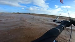 Um salto impressionante em kitesurf
