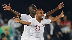 علي العفيف والمعز علي من الفريق القطري بعد فوزها بلقب بطل آسيا للمرة الأولى