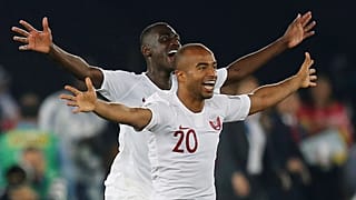 علي العفيف والمعز علي من الفريق القطري بعد فوزها بلقب بطل آسيا للمرة الأولى