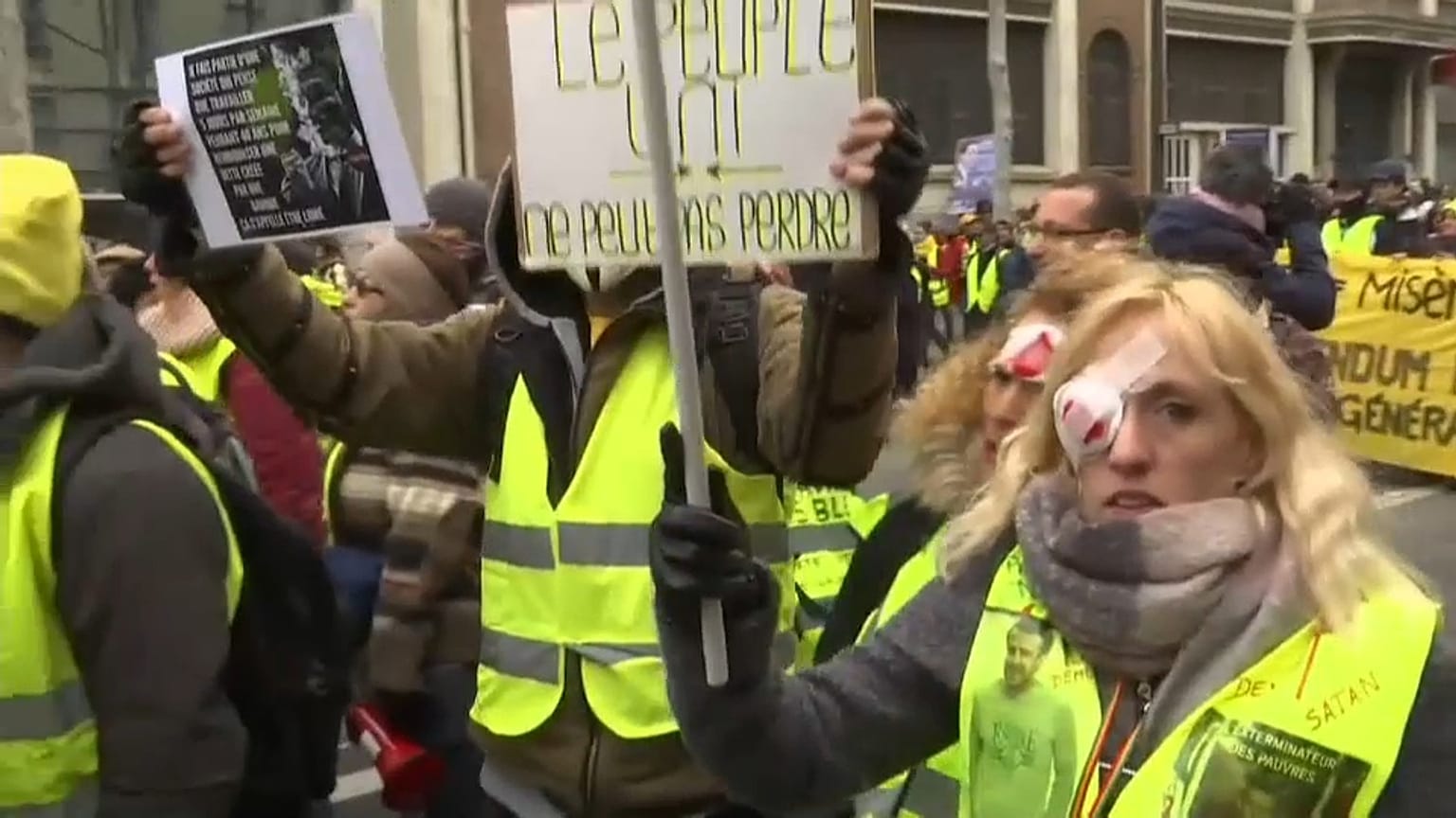 Francia, gilet gialli: scontri a Parigi, disordini in altre città