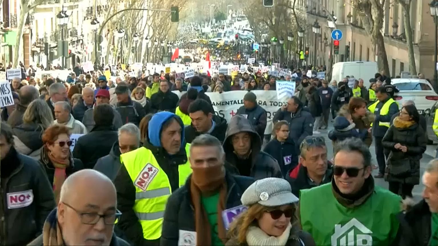 Retraités et chauffeurs de taxis dans la rue à Madrid 