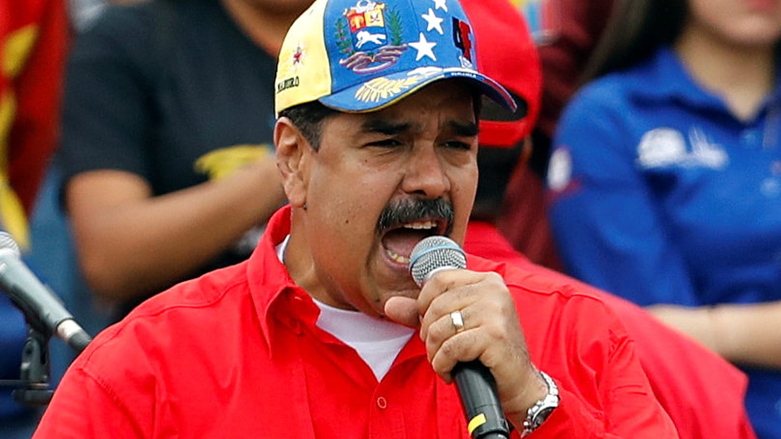 El chavismo arropa a Maduro, que ofrece elecciones legislativas