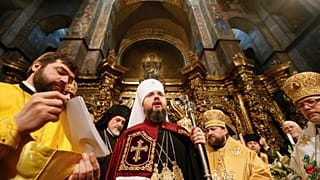 El jefe de la nueva Iglesia Ortodoxa de Ucrania se sube al trono