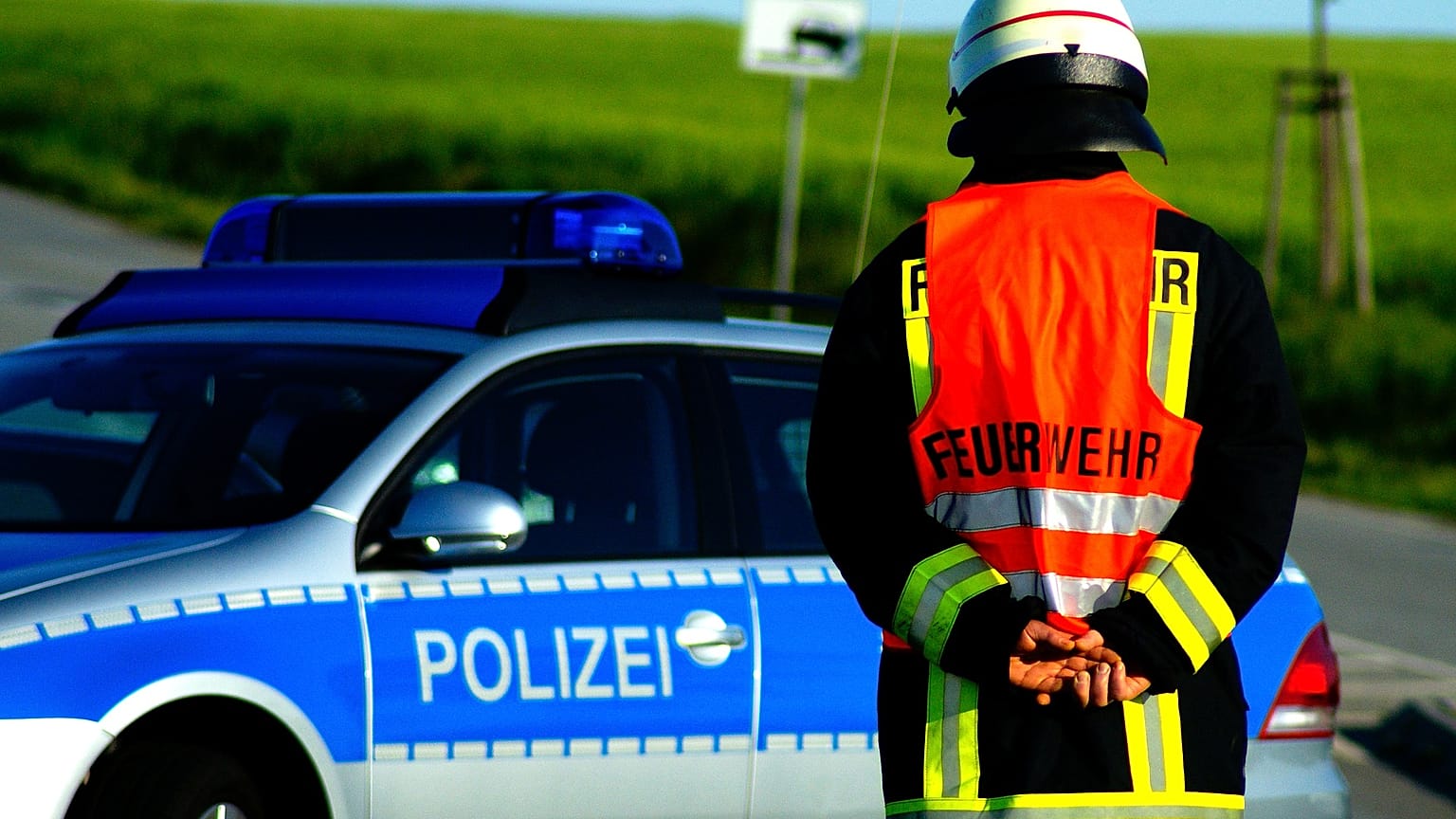 Auto fährt in Boßelgruppe: 8 junge Leute verletzt