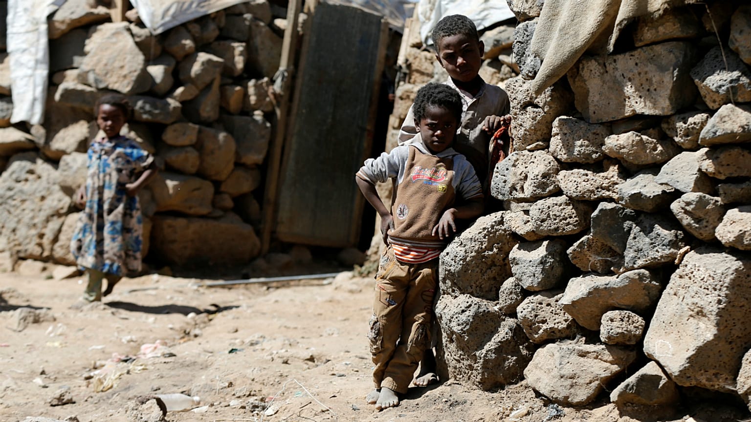 Crianças num campo de deslocados perto de Sanaa, no Iémen
