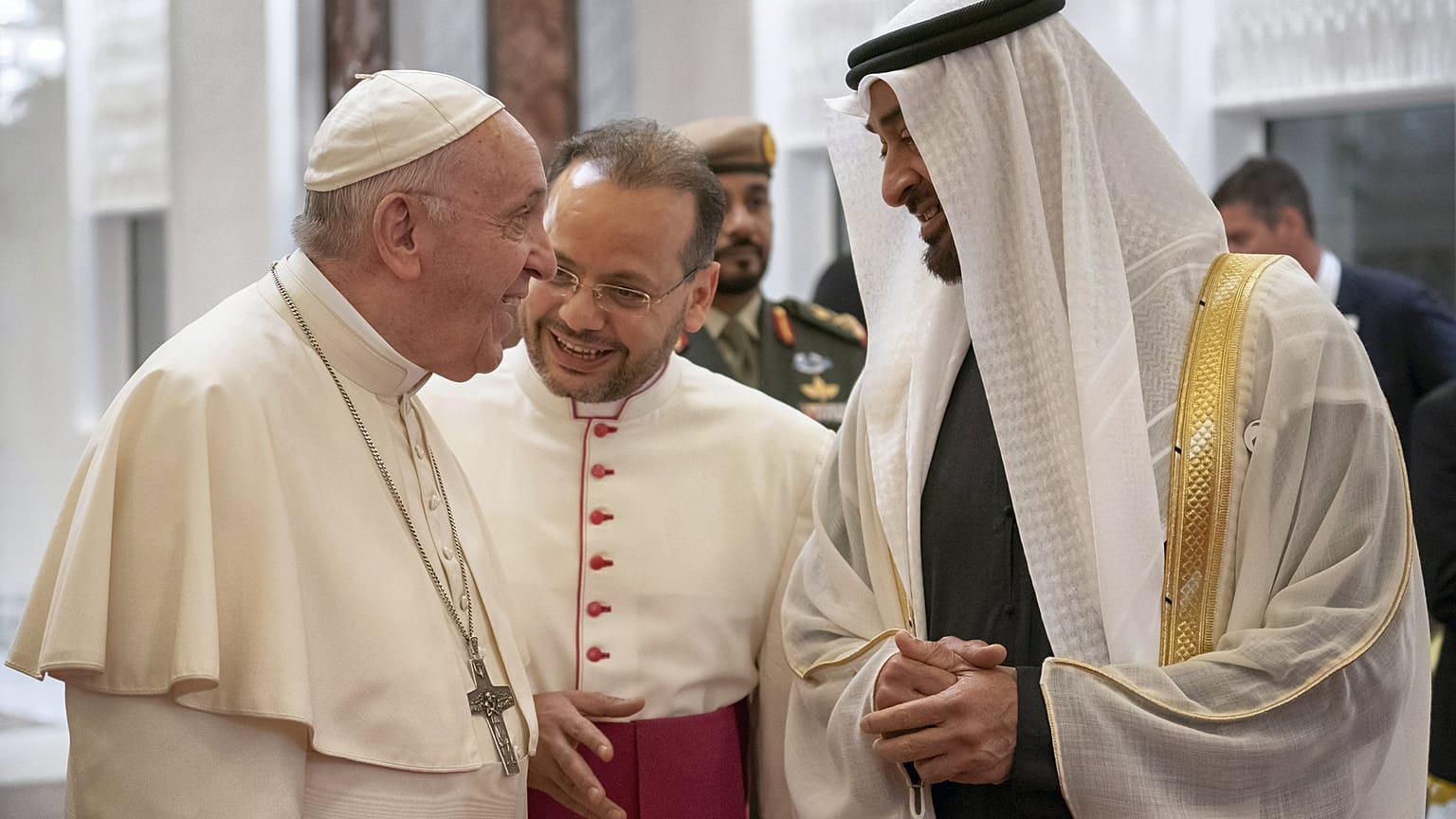 ولي عهد أبو ظبي الشيخ محمد بن زايد استقبل البابا فور هبوط الطائرة