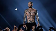 Super Bowl: Σάλος με τον ημίγυμνο Άνταμ Λεβίν των Maroon 5