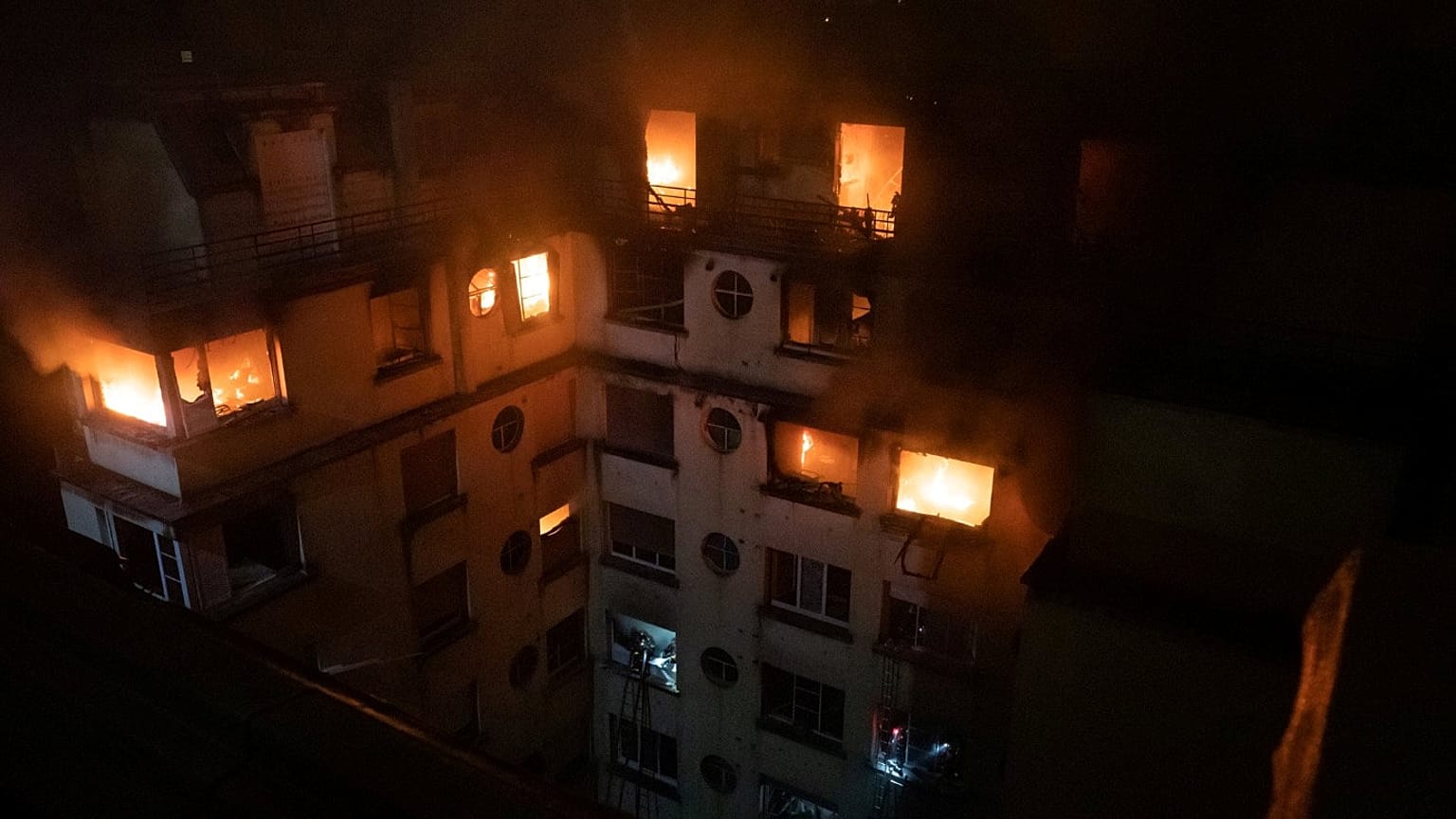 Sokkolta a lakókat a párizsi háztűz 