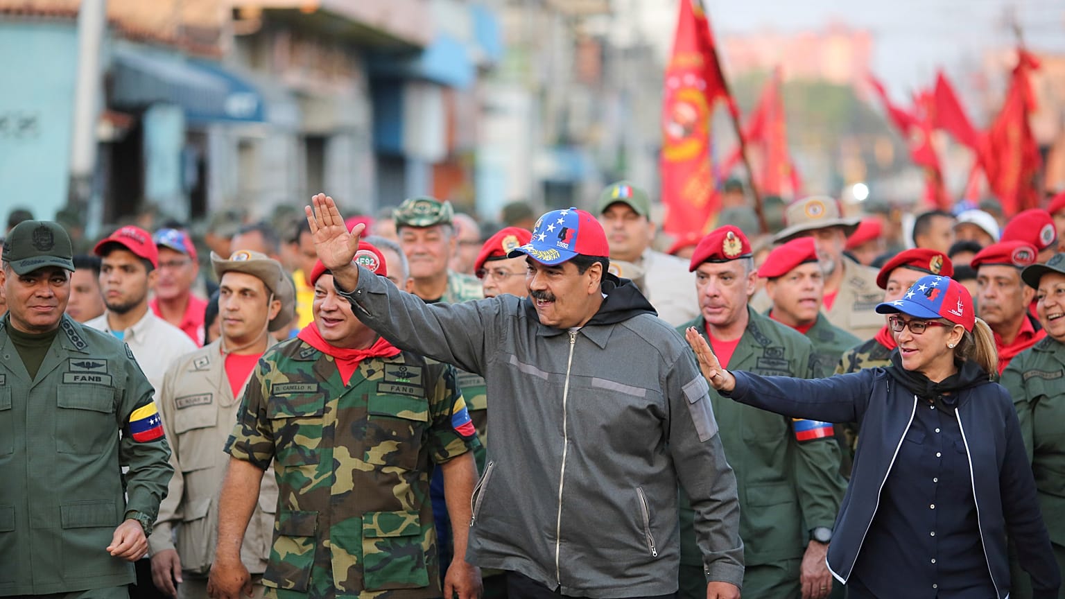 بحران حاکمیت در ونزوئلا؛ «خلع نیکلاس مادورو از قدرت بدون خشونت امکان‌پذیر نیست» 