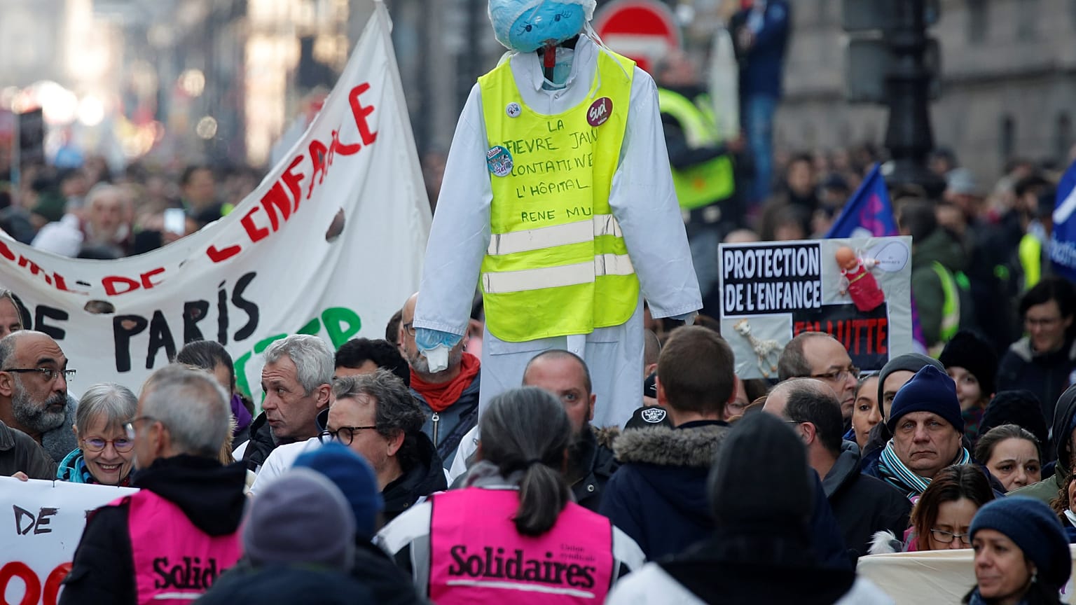 Sindicatos y 'chalecos amarillos' marchan juntos contra Macron por primera vez 