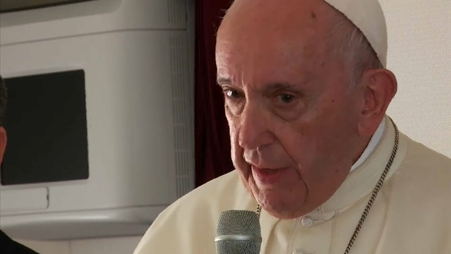 Papa Francesco ammette: "Abusi su suore un problema della Chiesa"