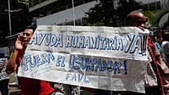 Apoiantes do líder da Assembleia Nacional num protesto contra Maduro