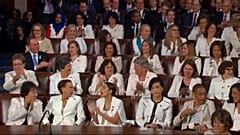 Az ellenzéki képviselőnők állva tapsoltak Trumpnak