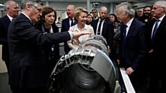 Florence Parly et Ursula von der Layen visitent l'usine de Safran 