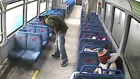 Sigara içmek için trenden indi; kapılar kapanınca bebeği trende kaldı