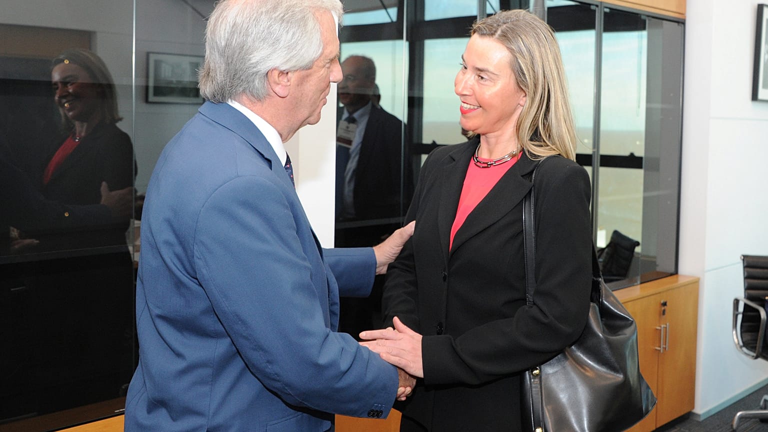 "Urge evitar una intervención extranjera en Venezuela" advierte Mogherini al grupo de contacto