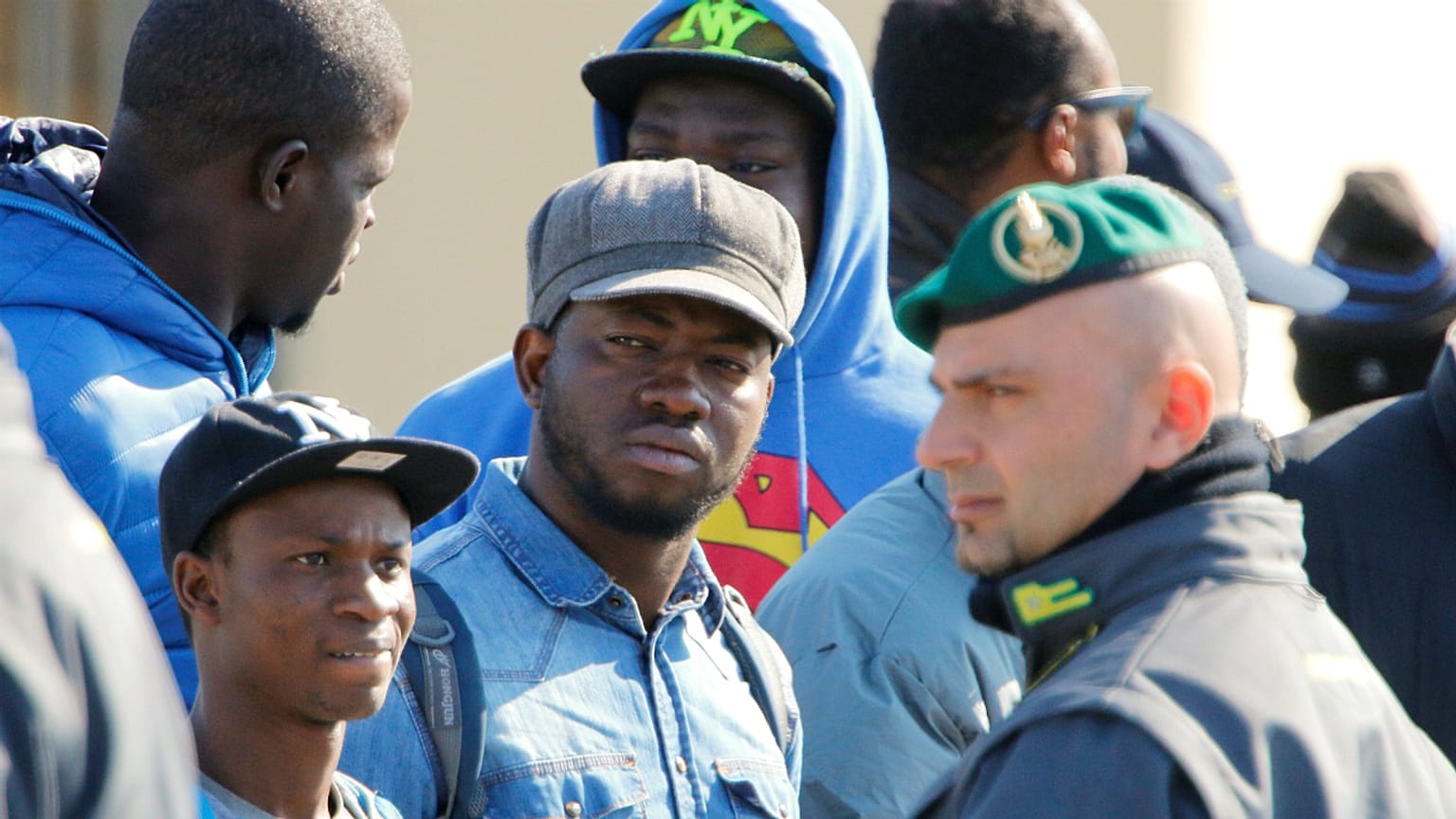 Migrantes africanos do centro de Mineo, em Itália, são relocalizados