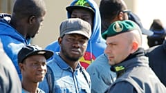 Migrantes africanos do centro de Mineo, em Itália, são relocalizados