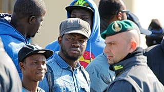 Migrantes africanos do centro de Mineo, em Itália, são relocalizados