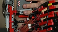 Mattoncino dopo mattoncino, costruisce il suo braccio di Lego