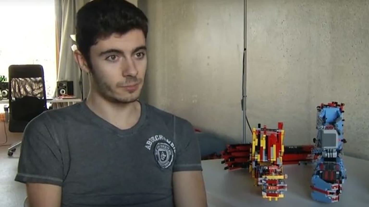Jovem espanhol cria prótese de peças Lego para o braço 