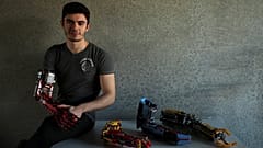Ένας σύγχρονος ήρωας με χέρι από LEGO