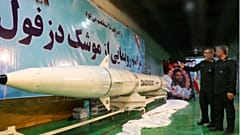 İran, yeraltı fabrikasında 1000 km menzile sahip Dezful füzesini tanıttı