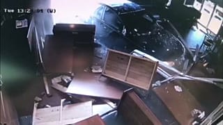 السيارة بعد دخولها المطعم