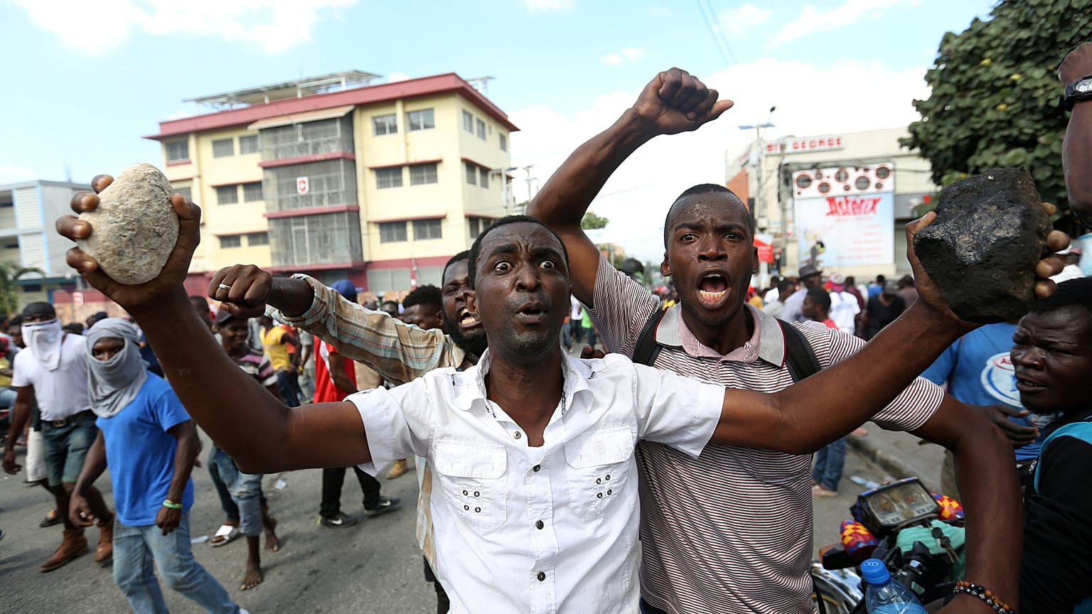 Des Haïtiens en colère manifestent contre la vie chère, 2 morts