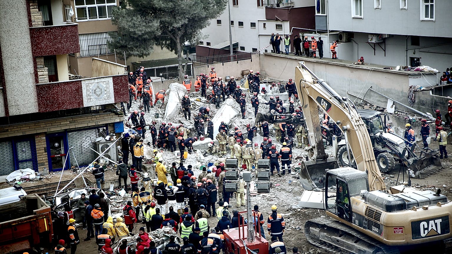 İstanbul'da bina çöktü