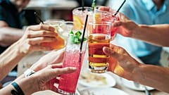 Bere birra prima del vino non rende meno pesanti i postumi della sbornia
