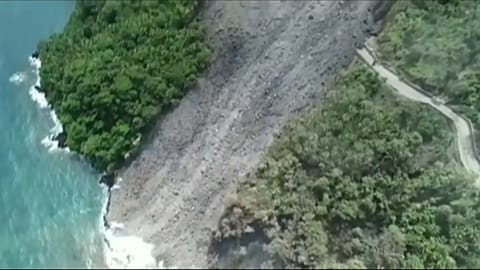 Endonezya: Karangetang volkanının lavları köy yolunu kapattı