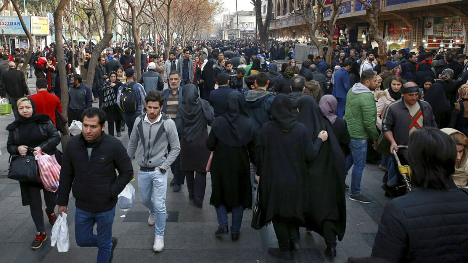 پارادوکس ۴۰ ساله اقتصاد ایران؛ از صف‌های طولانی گوشت تا افزایش امید به زندگی ایرانیان 