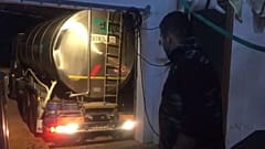 Sardegna, i pastori buttano via il latte per protesta contro il prezzo