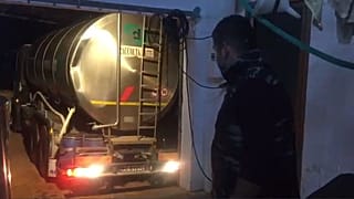 Sardegna, i pastori buttano via il latte per protesta contro il prezzo
