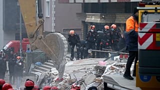 AKUT: İstanbul'da çöken binada son moloz kalkana kadar umut devam ediyor