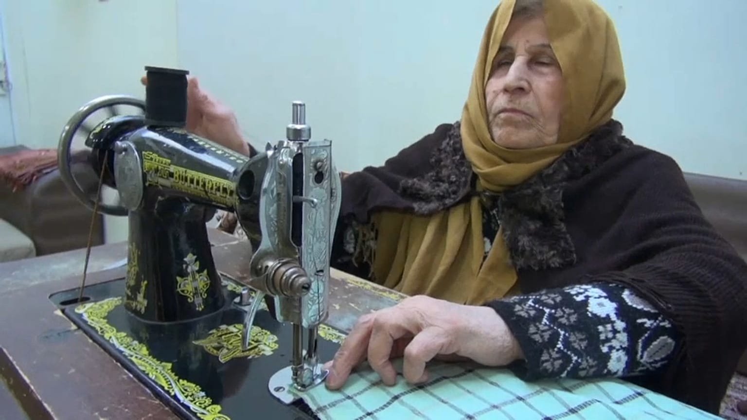 فيديو: سيّدة كفيفة من كردستان تعيل أسرة من عملها كخيّاطة 