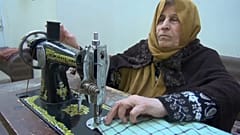 فيديو: سيّدة كفيفة من كردستان تعيل أسرة من عملها كخيّاطة 