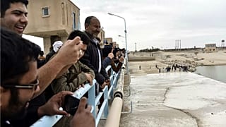 شادی ایرانی‌ها از سرازیر شدن سیلاب افغانستان به زابل 