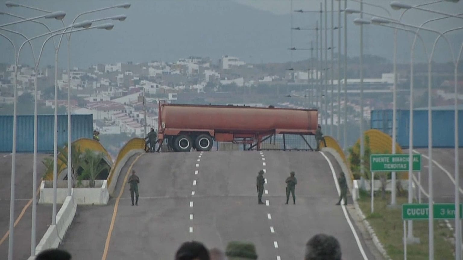 Venezuela: fra aiuti bloccati e finti oppositori