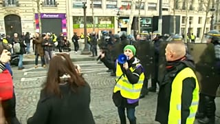 Police prevent French yellow vests crossing into Italy