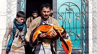 جد التوأم يحملهما لدفنهما 