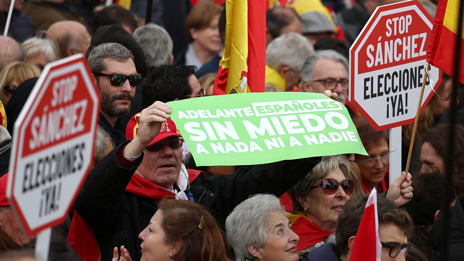 Tutti assieme appassionatamente, Vox, PP e Ciudadanos in piazza  