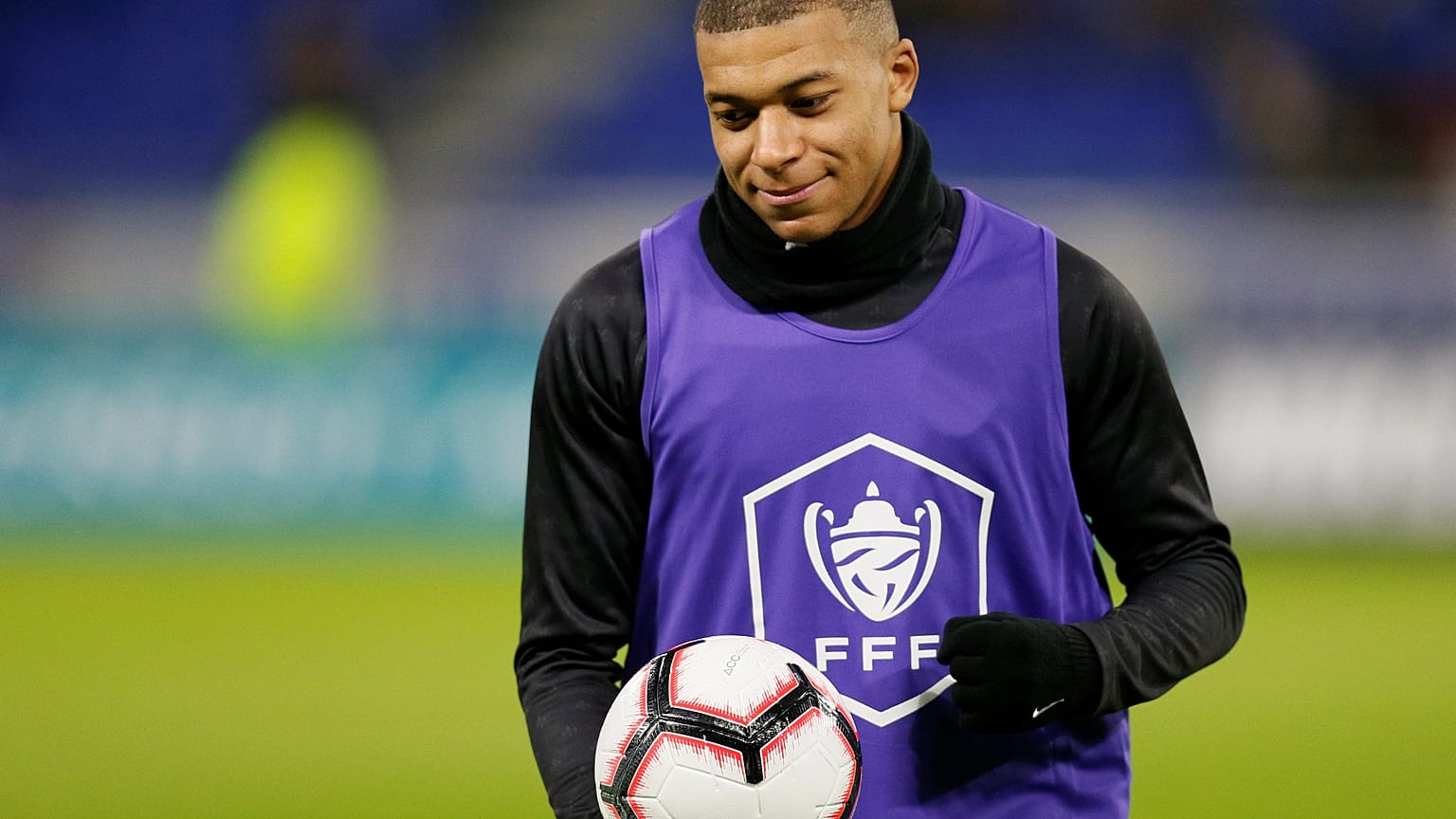 مبابيه خلال لقاء جمع ناديه بفيل فرانش في كأس فرنسا