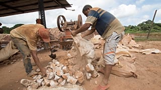 Venezuela'da vatandaşlar dağda altın madeni arıyor
