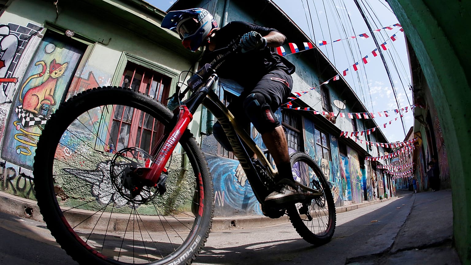 Las calles de Valparaíso, circuito de la 'Red Bull Cerro Abajo'