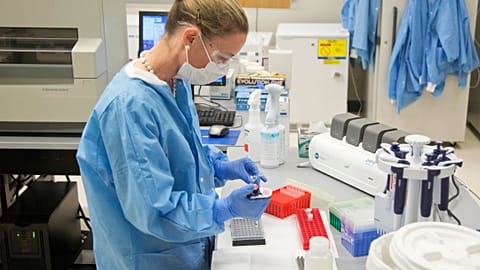 A forensic scientist in Washington, 2015